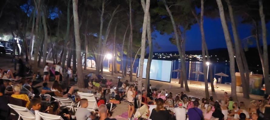 Prva projekcija crtanog filma na otvorenom.