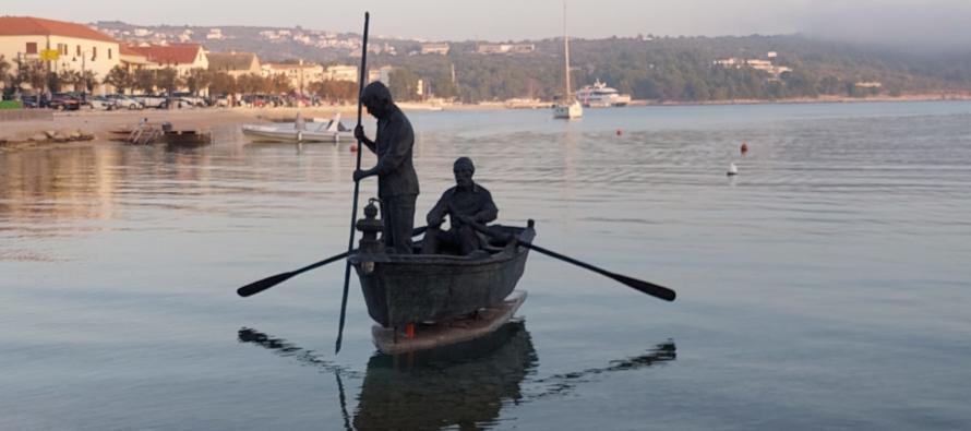 Danas je Primošten dobio još jedan atraktivan spomenik koji prikazuje dva ribara u barci