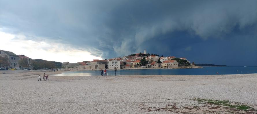 Pretežno oblačno, na moru slaba i umjerena bura koja će u Dalmaciji okrenuti na jugo