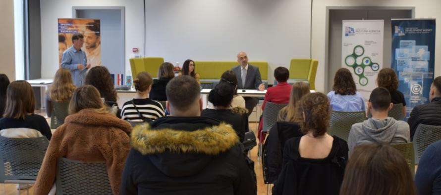Trideset i dvoje učenika i studenata sa županom potpisalo ugovore o stipendiranju