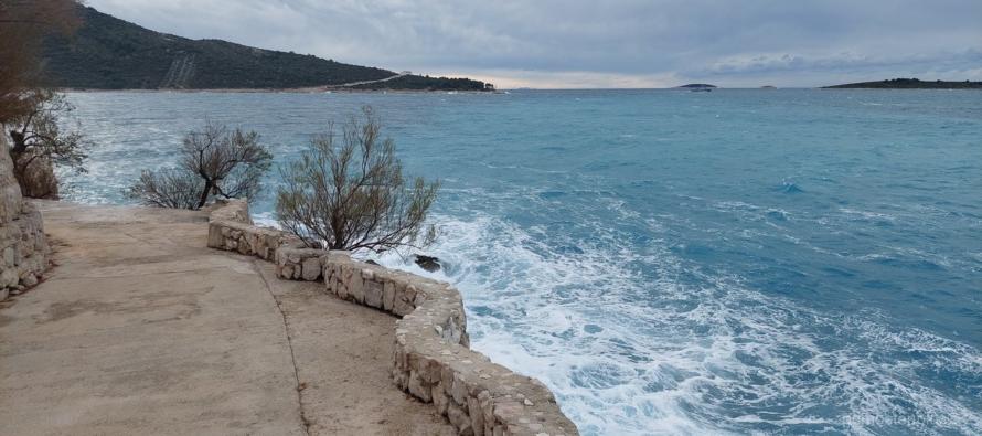 U Dalmaciji umjereno do jako jugo i istočni vjetar, a na sjevernom Jadranu jaka, mjestimice i olujna bura