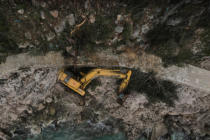 NOVE FOTOGRAFIJE IZ PTIČJE PERSPEKTIVE: Samo metar-dva dijelio bager od pada u more