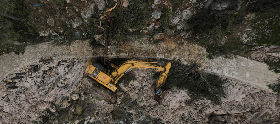 NOVE FOTOGRAFIJE IZ PTIČJE PERSPEKTIVE: Samo metar-dva dijelio bager od pada u more