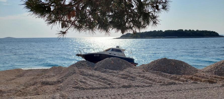 FOT0:Plovilo bez posade nasukalo se na primoštensku obalu