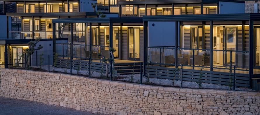 Dalmatie Grupa obogatila je ponudu primoštenskog Kampa Adriatik ulaganjem 1,9 milijuna eura u 36 najsuvremenijih mobilnih kućica