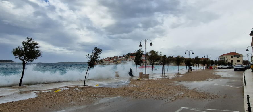 FOTO / Video – Plima i oštro jugo