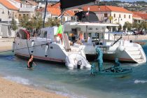 FOTO/VIDEO: Jako jugo nasukalo katamaran tik uz spomenik ribara