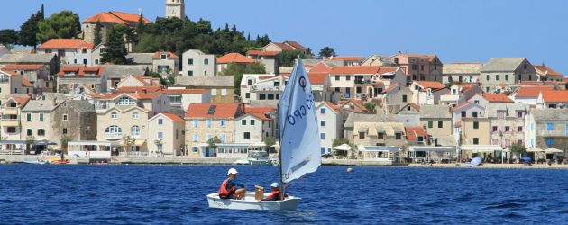 Drugom ovosezonskom regatom obilježen završetak ljetne škole jedrenja u Primoštenu 2026